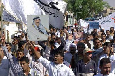 Manifestantes en contra de la Constitución y a favor de Sadam Husein en Tikrit, al norte de Irak.