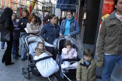 Grupos de inmigrantes guardan cola en Bilbao para regularizar su situación.