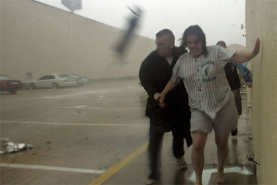 Varias personas buscan refugio del viento huracanado en la ciudad de Gulfport, en Misisipí.