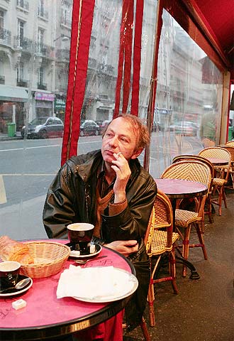 El escritor Michel Houellebecq, en un café parisiense.