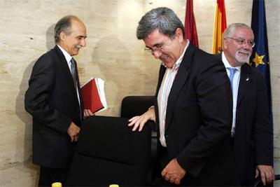 De izquierda a derecha, el director general de Protección Ciudadana, Fernando Talavera; César Gómez (PP), y Antonio Marco, presidente de la comisión, durante una de las sesiones de trabajo.