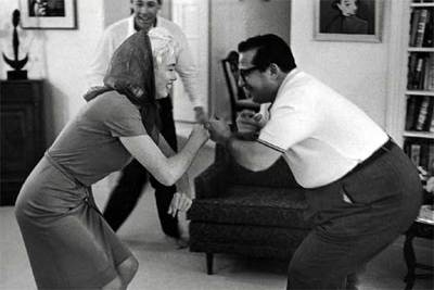 Marilyn Monroe baila con el productor Henry Weinstein durante una fiesta en Beverly Hills, en enero de 1962.