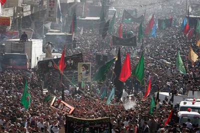 Miles de fieles chiíes marchan ayer en procesión hacia la mezquita de Kadimiya, en Bagdad.