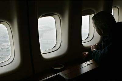 El presidente Bush contempla Nueva Orleans desde el  Air Force One  para evaluar los daños causados por el huracán Katrina.