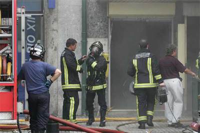 Un grupo de bomberos se dispone a entrar en la discoteca para participar en las tareas de extinción.