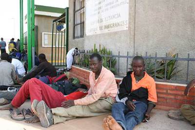 Algunos de los subsaharianos que saltaron la valla el domingo, en el centro de inmigrantes de Melilla.