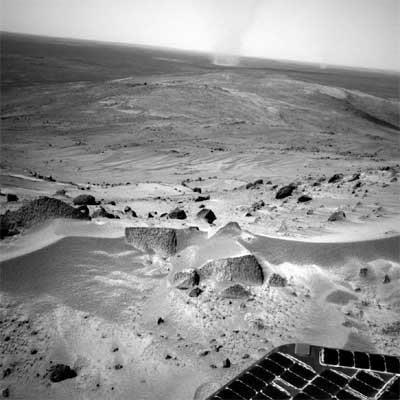 El robot  Spirit  mira hacia atrás, hacia una zona del cráter Gusev en la que se observa un torbellino de polvo. rnrn NASA