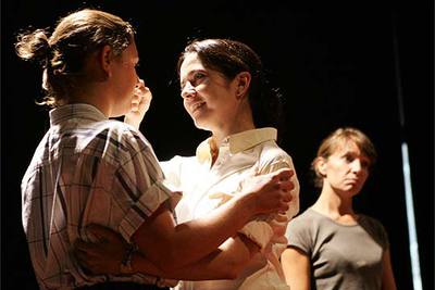 Beatriz Gras, Nerea Martín y Susana Hernández, durante un ensayo de 'Sentido del deber'.