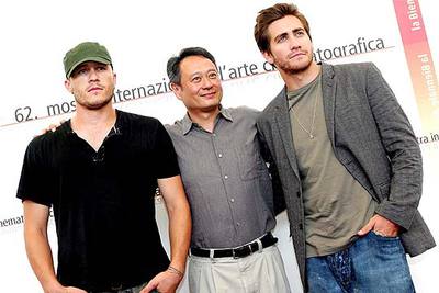 Ang Lee, director de  Brokeback mountain,  entre los actores Heath Ledger (a la izquierda) y Jake Gyllenhaal.