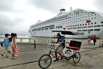El crucero  Arosa Blu,  de Londres, atracado en La Habana el pasado miércoles.