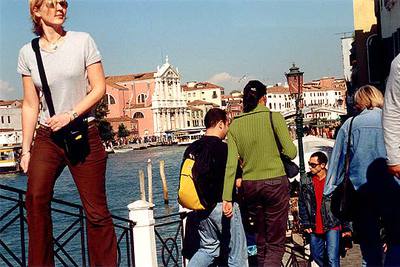 Paseantes en las cercanías de la estación de tren de Venecia, de donde parten también los   vaporettos   que surcan el Gran Canal, principal arteria del centro histórico de la ciudad italiana.