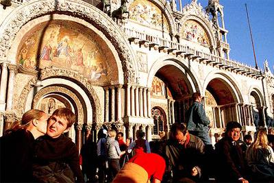 La basílica de San Marcos, de influencia bizantina, se comenzó a construir en el siglo XI y fue incorporando sucesivos estilos hasta el siglo XVII.