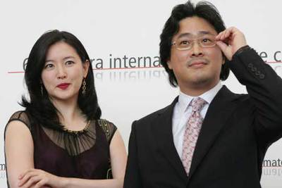Park Chan-wook (derecha) y Lee Young-ae, director y protagonista de  Lady Venganza. 