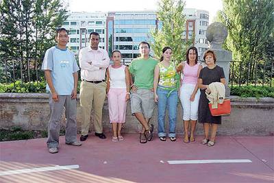 De izquierda a derecha, familiares de Ethmane Ould, Benjamín Santamaría, Manuel Rey, Rodrigo Pérez y Benjamín Tejido, en el carril bus que construían antes de la tragedia.