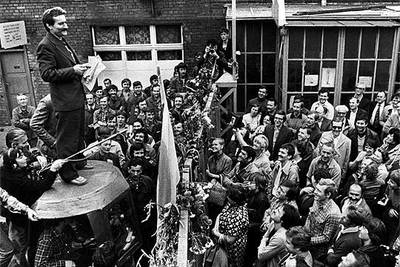 Lech Walesa, líder del sindicato polaco Solidaridad, se dirige a los trabajadores en huelga de los astilleros de Gdansk el 8 de agosto de 1980.