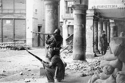 Fuerzas republicanas de la 40ª División de Carabineros entran en Teruel, equipadas con mosquetones checos VZ-24 importados por Jiménez de Asúa.