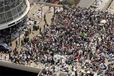 Centenares de personas aguardan la llegada de autobuses en el Superdome.