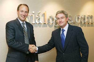 Enrique Goñi, director de Caja Navarra, junto a Craig Hevey,  managing director  de Wachovia.