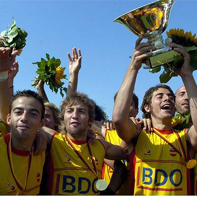 Los jugadores de la selección española de hockey sobre hierba celebran su victoria contra Holanda.