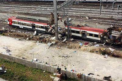 Uno de los vagones donde se colocaron bombas, en las cercanías de la estación madrileña de Atocha.
