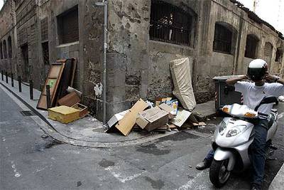 Arrecian las críticas al Ayuntamiento de Barcelona por la suciedad y el incivismo