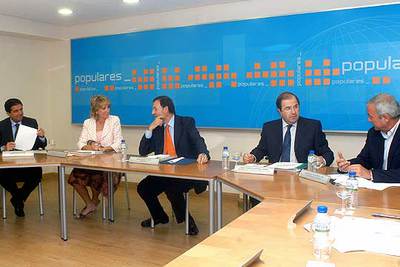 Mariano Rajoy, flanqueado por los presidentes de las autonomías del PP, ayer en la sede de su partido.