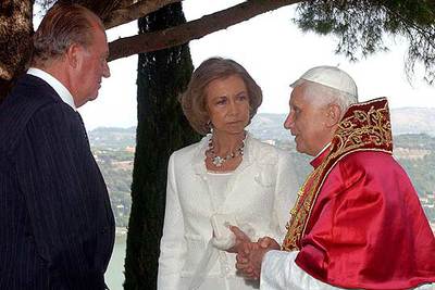 El Papa conversa con los Reyes en un balcón de su residencia de Castelgandolfo.