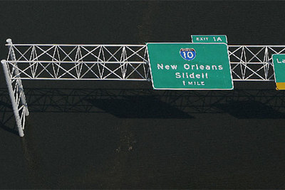 Una señal de tráfico indica el camino a Nueva Orleans en la autopista interestatal número 10, completamente anegada por la crecida de las aguas tras el paso del huracán.