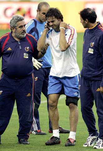 Morientes, en el momento de retirarse lesionado.