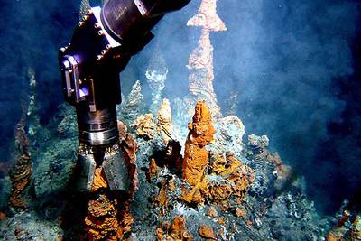 Brazo de un vehículo robótico muestreando fuentes hidrotermales. rnrn IFREMER