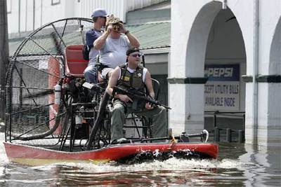 Policías armados patrullan en una lancha por una de las calles inundadas, ayer en Nueva Orleans.