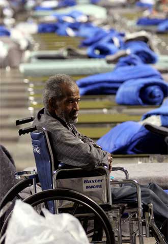 Un hombre descansa en el coliseo Memorial de los Veteranos, en Phoenix, tras ser evacuado de Nueva Orleans.