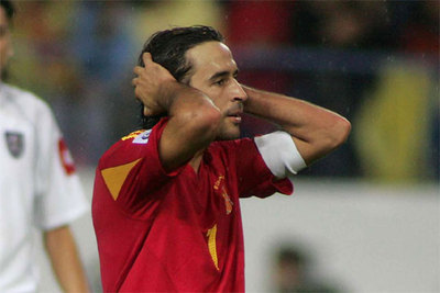 Raúl se lamenta tras una jugada.