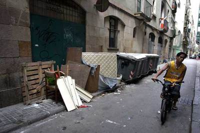 Colchones, cajas, sillas y diversos objetos en la calle de Carretes, en el barrio del Raval. rnrn