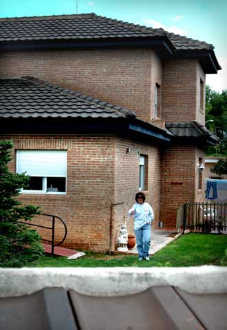 Una enferma, ayer en la residencia de L'Eliana (Valencia).