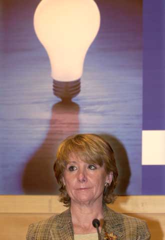 Esperanza Aguirre, durante la firma de un convenio con compañías eléctricas.