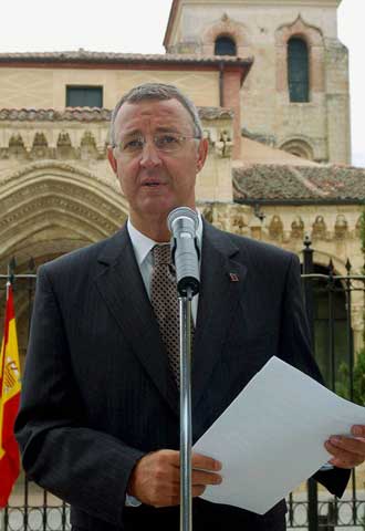 El ministro de Trabajo, Jesús Caldera, en rueda de prensa en Segovia.