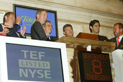 César Alierta, tercero por la izquierda, abrió ayer la sesión de Wall Street. Junto a él, de izquierda a derecha: Mario Díaz-Cruz, presidente de la Cámara de Comercio España-EE UU; Robert Fritz, presidente de la Bolsa de Nueva York; Santiago Fernández Valbuena, director de Finanzas de Telefónica; José María Álvarez-Pallete, presidente de Telefónica Latinoamérica, y Antonio Viana-Baptista, presidente de Telefónica Móviles.