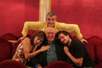 Elisa Matilla, Miguel Narros y Chema León, sentados. Detrás, Millán Salcedo.