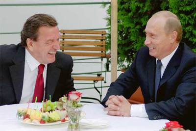 El canciller alemán, Gerhard Schröder (izquierda), y el presidente ruso, Vladímir Putin, durante su reunión en Berlín.