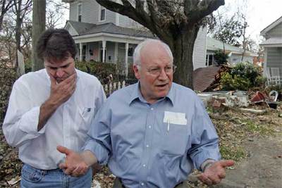 Dick Cheney (derecha) responde a preguntas de la prensa en Gulfport junto al alcalde de la ciudad, Brent Warr.