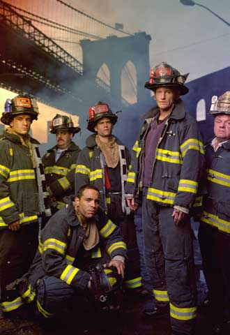 Denis Leary (segundo por la derecha) junto a sus compañeros de  Rescue me. 