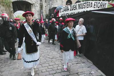 Partidarios del Alarde tradicional ocultaron con plásticos negros el paso de la compañía mixta Jaizkibel en el desfile celebrado ayer en Hondarribia.