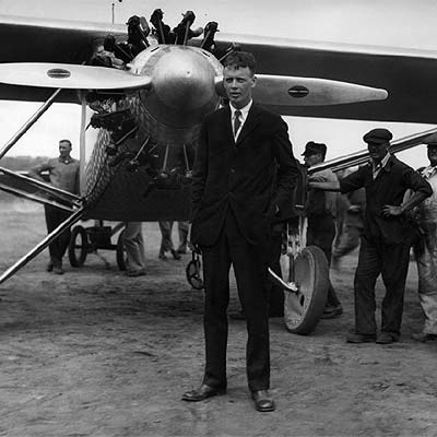 Charles A. Lindberg, delante de su avión, 'El espíritu de San Luis'.