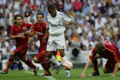Robinho se escapa de Sergio ante Placente y Contreras.
