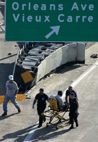 Evacuación de un afectado por el huracán Katrina en Nueva Orleans.