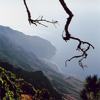 El Hierro, la más pequeña de las Canarias, oscura y volcánica, se precipita en imponentes acantilados hacia el Atlántico, como éste, en Las Playas.