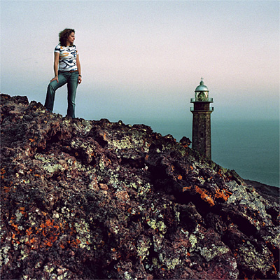Fabiola Ávila, en el faro de Orchilla, en lo que fue el extremo de Occidente. 