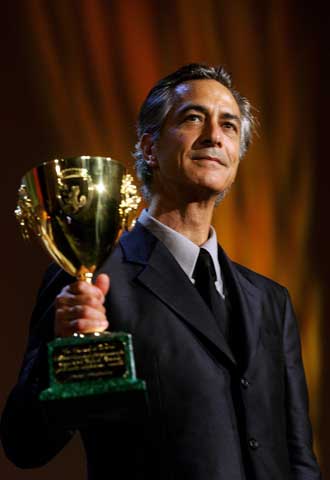 David Straithairn, protagonista de  Buenas noches y buena suerte,  de George Clooney, con su Copa Volpi.