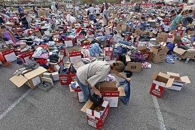 Varias personas buscan ropa en una  tienda  improvisada en Gulfport, en Misisipi.
